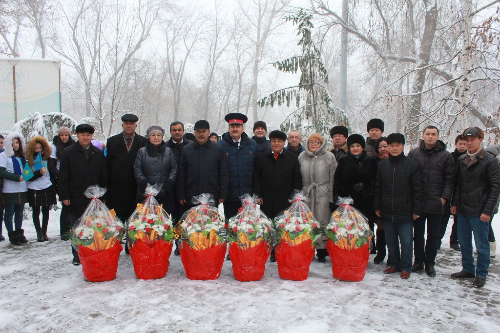 The Historical – informative meeting «Laying flowers at the monuments of Zh.Dosmukhamedov and Zh.Moldagaliev» - 2015 year